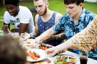 arkadaşlar açık havada masada yemek
