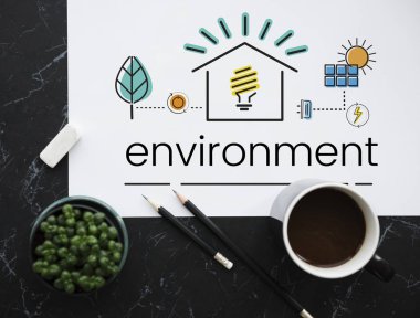  kalemler ve afiş masada