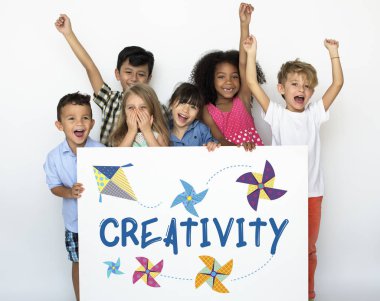 küçük çocuklar afişini holding