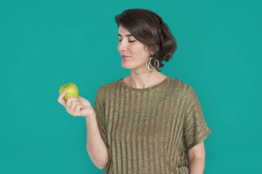 Yeşil elma tutan kadın
