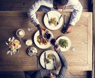 Akşam yemeği tarihi sahip çift