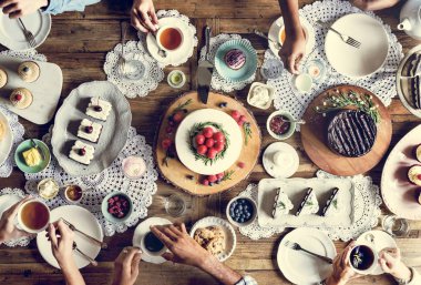 Çay partisi üzerinde toplama arkadaşlar