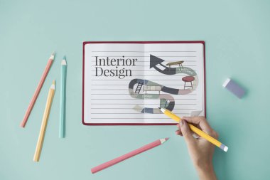 Defterde yazan kadın