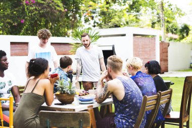 arkadaşlar Barbekü yemek 