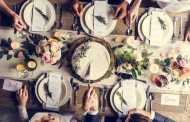 Gelin ve damat düğün pastasını kesiyor 