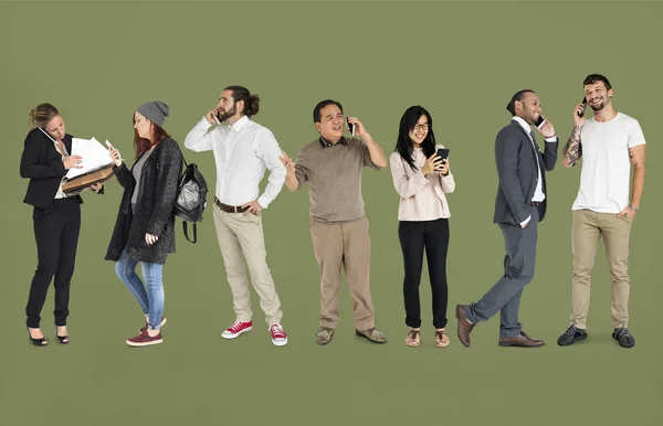 Diversiteit mensen permanent en het gebruik van mobiele — Stockfoto