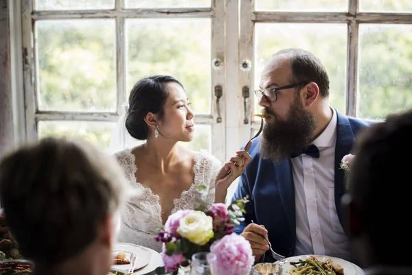 Casal na mesa de casamento — Fotografia de Stock