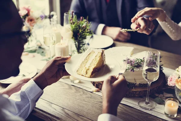 Menyasszony és vőlegény vágás torta — Stock Fotó