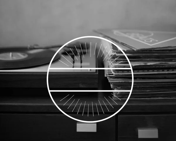 Tragbarer Vinyl-Player und Schallplatten — Stockfoto