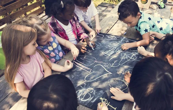 黒板に描く子供たち — ストック写真