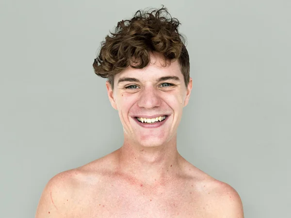 Парень-подросток с голыми плечами — стоковое фото