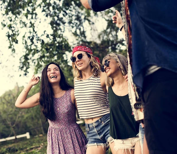 Amigos divirtiéndose juntos — Foto de Stock