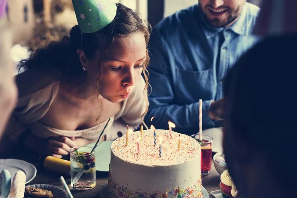 La gente celebra cumpleaños en la mesa — Foto de Stock