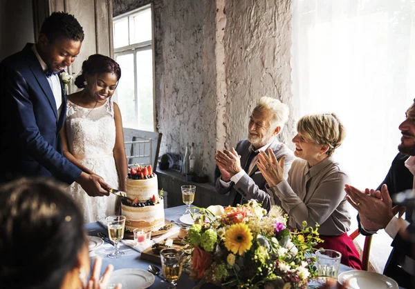 Pastel de corte de pareja recién casada — Foto de Stock