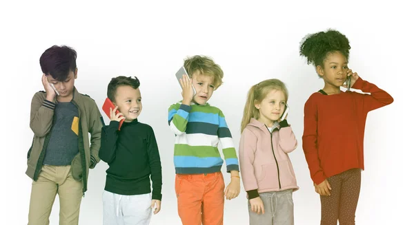 Enfants parlant sur les téléphones mobiles — Photo