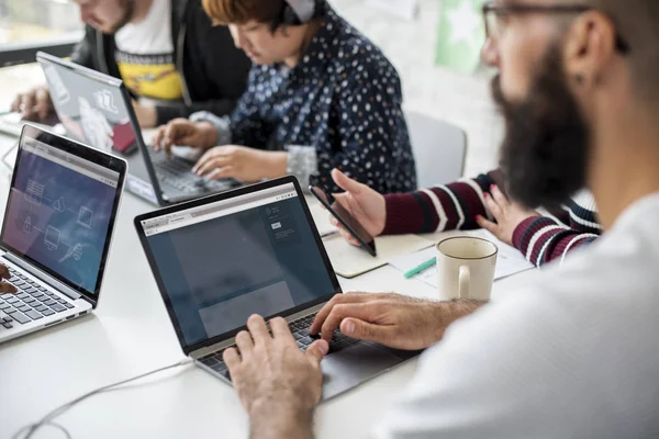 Pessoas criativas brainstorming no escritório — Fotografia de Stock