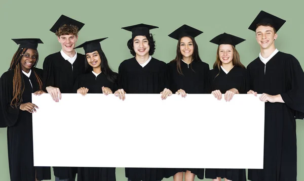 Studenti che tengono Placard vuoto — Foto Stock