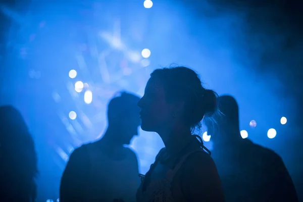 Menschen genießen Musikfestival — Stockfoto