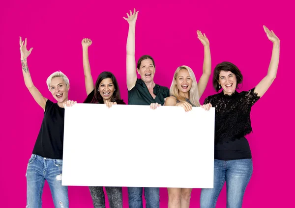 Mujeres sosteniendo pancarta de papel — Foto de Stock