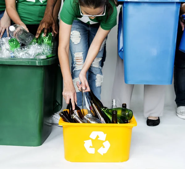 Lidé a lahve pro recyklaci — Stock fotografie