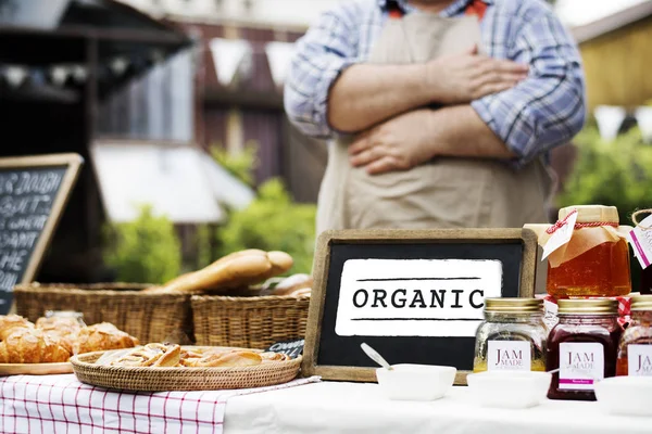 L'uomo alla bancarella dei prodotti biologici — Foto Stock