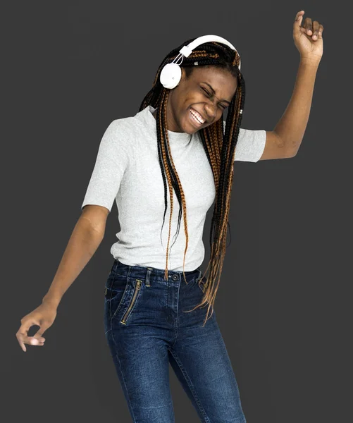 Meisje, luisteren naar muziek in de koptelefoon — Stockfoto