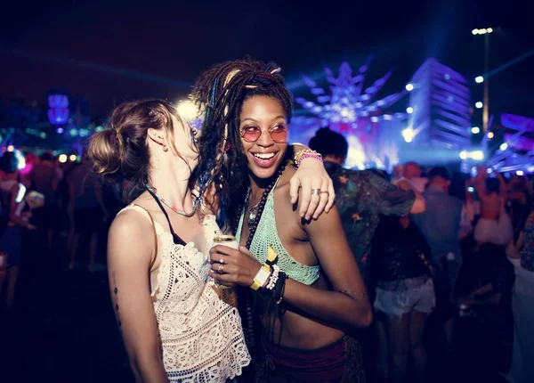 Amigos disfrutando del festival de música —  Fotos de Stock