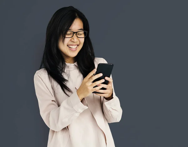 使用智能手机的微笑亚洲妇女 — 图库照片