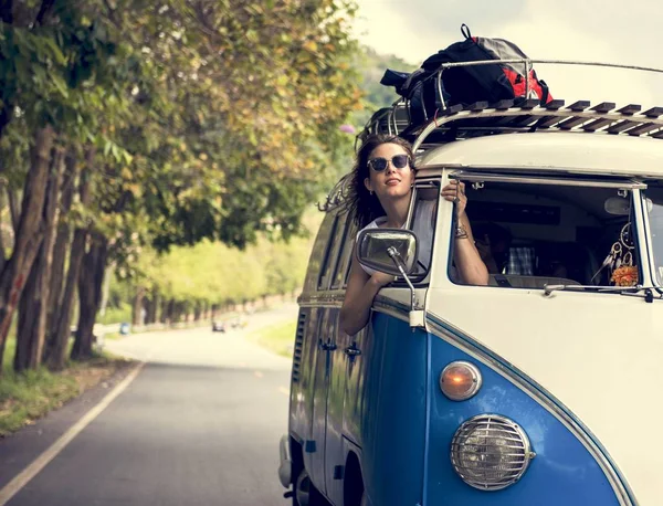 Vrouw zitten in een auto — Stockfoto