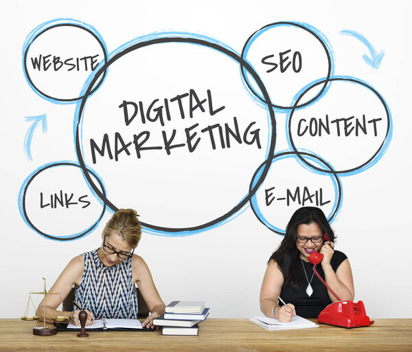 женщины, работающие в юридической фирме
