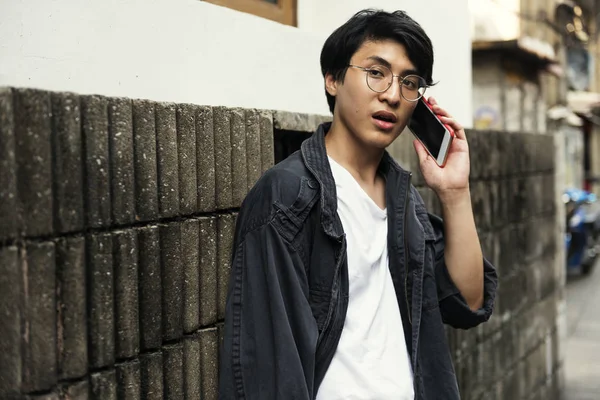 スマートフォンを持つアジア人男性 — ストック写真