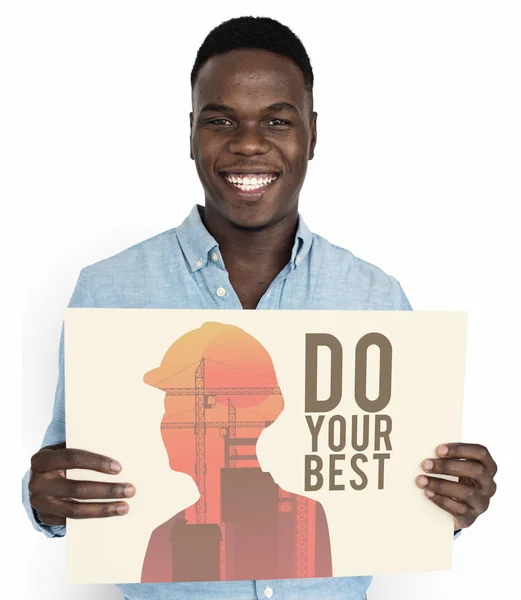 Hombre sonriendo y sosteniendo banner anuncio — Foto de Stock