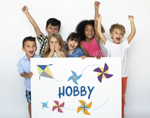 Niños pequeños sosteniendo pancarta —  Fotos de Stock