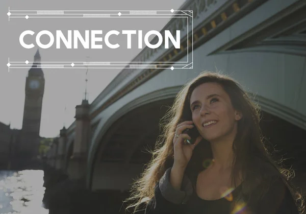 Woman using smartphone in the city — Stock Photo, Image