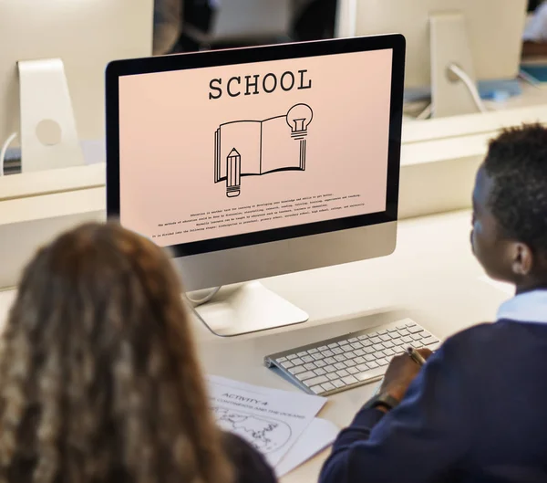 Συμμαθητή τους μαθητές που χρησιμοποιούν τον υπολογιστή — Φωτογραφία Αρχείου