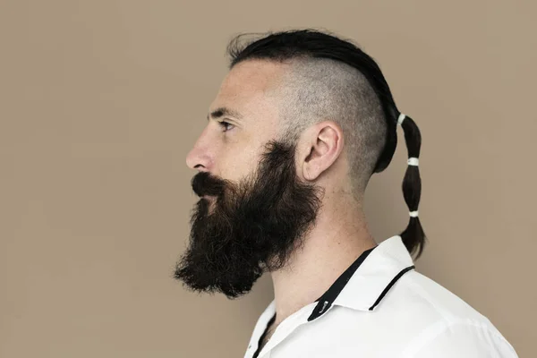Hombre adulto con barba posando en estudio — Foto de Stock