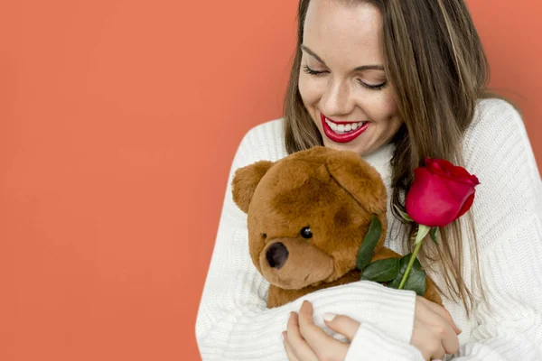 Mujer abrazando oso de peluche —  Fotos de Stock