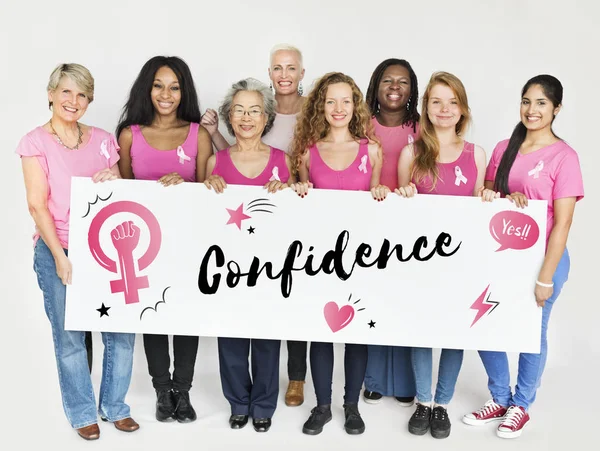 Mulheres segurando cartaz — Fotografia de Stock