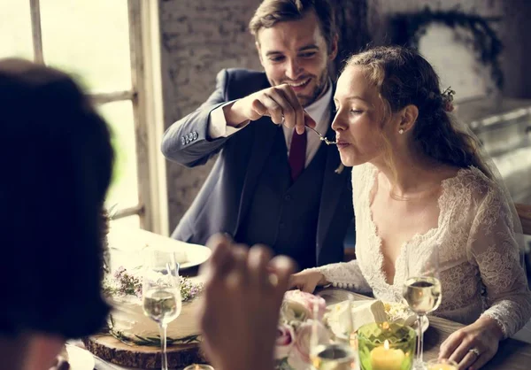 Люди святкують весілля за столом — стокове фото