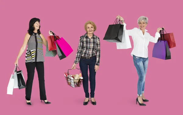 Diversas mujeres disfrutan de compras — Foto de Stock