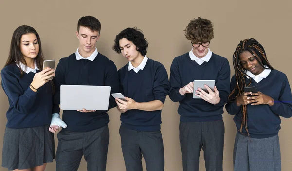 Estudiantes que utilizan dispositivos electrónicos —  Fotos de Stock