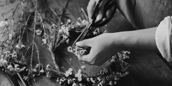 Fiorista che crea corona di fiori — Foto Stock