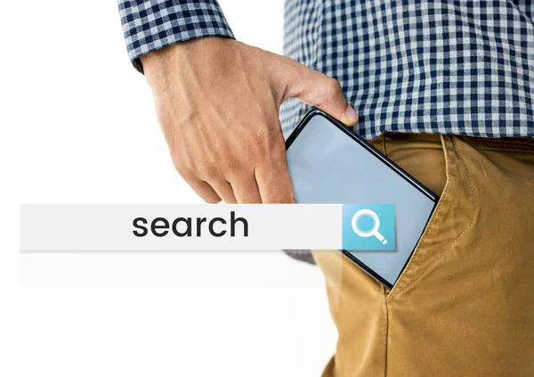Мужская рука кладет смартфон в карман — стоковое фото