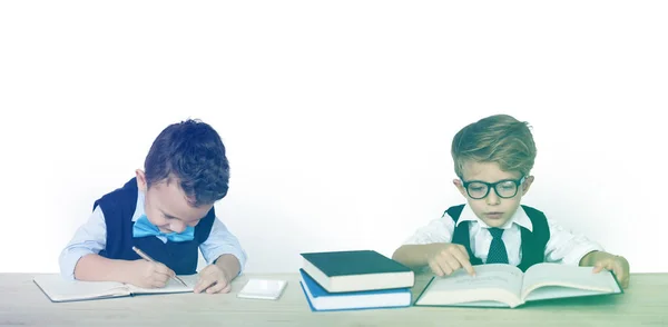 Niños aprendiendo con libros —  Fotos de Stock