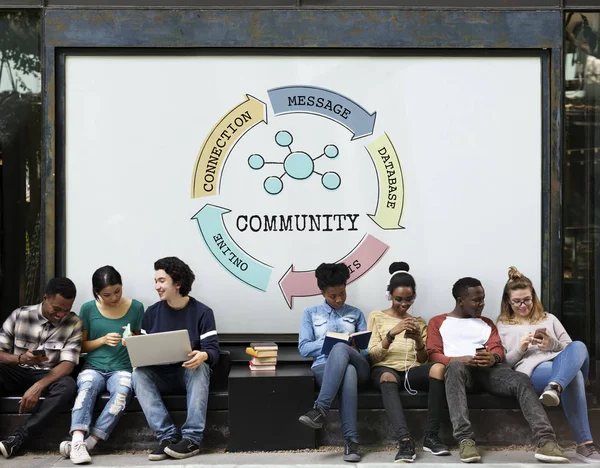 Étudiants multiethniques assis dans la rue — Photo