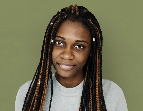 Chica sonriente con rastas — Foto de Stock