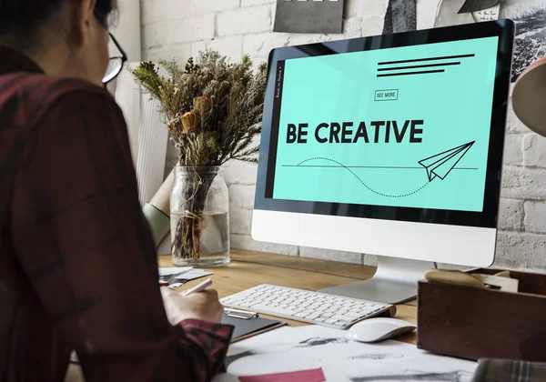 Diseñador trabajando en taller — Foto de Stock