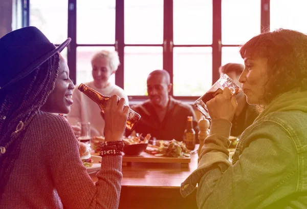 Grupo de amigos tomando cerveja — Fotografia de Stock