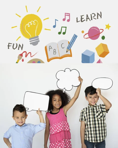 Niños sosteniendo burbujas en el habla — Foto de Stock