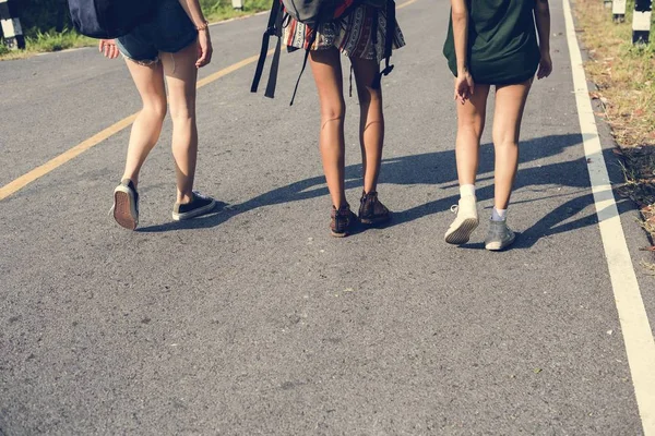 Les femmes marchent dans la rue — Photo